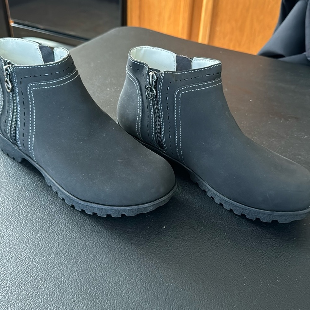 Women’s dress ankle boots black size 8 medium